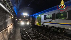 Fumo e fiamme su un treno nella galleria San Donato, ma è un’esercitazione