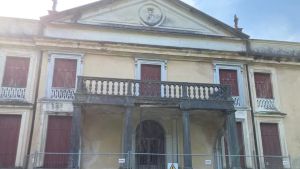 Crolli, intrusioni e degrado: villa Franchetti è agonizzante