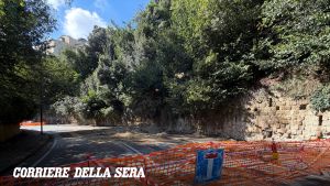 Frana la collina in via Masoni a Miano dopo il maltempo, strada chiusa al traffico