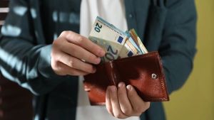 Η επταετία της φορολογικής εξουθένωσης: Συν 64,4% η επιβάρυνση στο εισόδημα