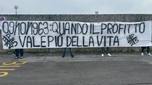 Lo striscione sul Vajont fuori dallo stadio: «Troppo politico»