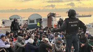 La Policía se despliega en Ceuta para desalojar el campamento de migrantes de El Guano