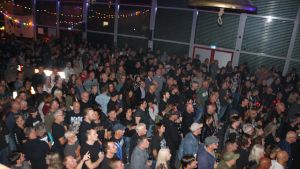 Mit Glocken, Kanonen und Gitarren: „Barock“ bringt Unadingen mit AC/DC-Sounds zum Beben