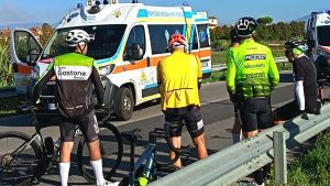 Ciclisti travolti a Signa, il più grave ha un trauma cranico. L’automobilista si è scusata: ha invaso la corsia opposta per errore