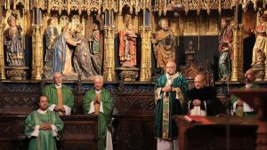 El arzobispo de Oviedo reconoce los errores de la Iglesia: 
