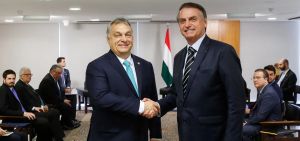 Como e porque proposta de Flávio Bolsonaro para o Brasil reproduz mesmo modelo de desmantelamento de Viktor Orban