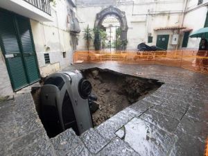 Evacuate le 12 famiglie dell'edificio della voragine di Materdei: 40 persone senza casa
