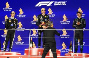 A Singapore Verstappen batte Leclerc Kimi terzo, a Austin sarà già Mondiale?