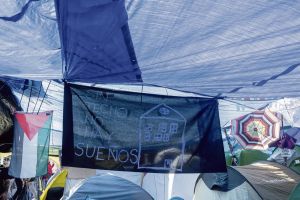 « Tente Quechua, 250 euros la nuit pour 1m2, au cœur de Madrid » : à la Puerta del Sol, une occupation inédite pour expulser les fonds vautour d’Espagne