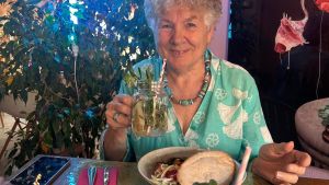 Unterkirnacher Seniorin bittet als 80-Jährige jetzt zum Krimi-Dinner