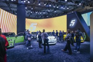 Au Mondial de l’auto, de belles voitures… Mais plus grand monde n’a les moyens de les acheter