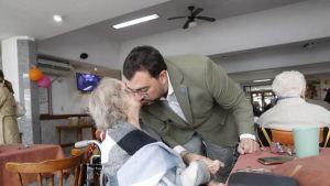Barbón se despide de la Argentina con una visita a los mayores de la Residencia Asturiana: 