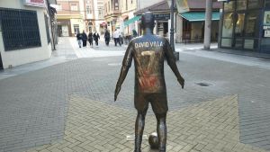 Vandalizan con pintadas la estatua dedicada a David Villa en el centro de La Felguera