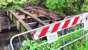 Pavia, il ponticello del Parco della Vernavola è ancora inagibile: «Lavori sospesi, presto una nuova gara»
