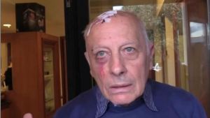 La rapina-choc: sprangate al gioielliere, pistola puntata al passante: “Morivo di paura”. La figlia: “Sono dei mostri”