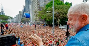 Do K-pop ao palanque: Lula agradece aos fandoms em ato na Avenida Paulista