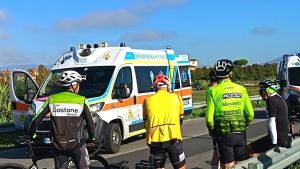 Auto travolge gruppo di ciclisti. Otto in ospedale, due sono gravi: 