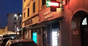 Livorno, in cinque secondi ruba una cassa dalla farmacia di via de Larderel