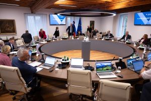 (POGLED) Kolumna Darinke Pavlič Kamien: Genialna politična tehnika. Dokler ni izstavljen račun