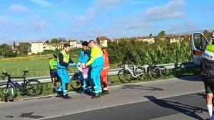 Ciclisti travolti, “li ho visti volare per aria”. Tra gli otto feriti anche il figlio di Gastone Nencini. Verifiche sul cellulare