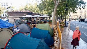 No mires la acampada