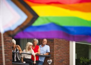 Iedereen heeft recht op eigen normaliteit. Daarom de Regenboogvlag op het stadhuis