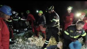 Höhlenforscher sitzt auf Sardinien in zehn Metern Tiefe fest