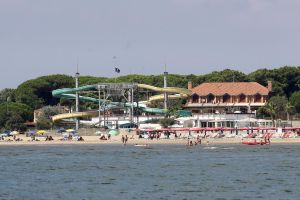 Lido Estensi, finita l’era Aquarama: il parco giochi torna al demanio