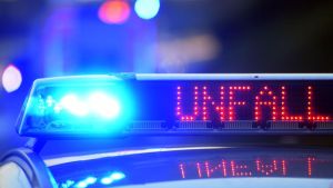 Rettungshubschrauber bringt nach Unfall an Tunnel auf A98 schwer verletzten Peugeot-Fahrer in Klinik