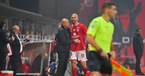 Quand les entraîneurs vendent leur joueur devant les micros : flatter l’ego pour nourrir le collectif