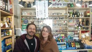 Superenalotto, con 5 euro ne vince 28mila: colpo di fortuna alla bottega del Girone. I gestori: “Siamo molto contenti”