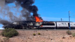 Cortada la alta velocidad entre Barcelona y Madrid por el incendio de un tren AVE a su paso por Aragón