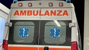 Neonato trovato in un sacchetto a bordo strada: trasportato in ospedale in codice rosso