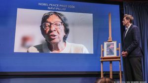 Nobelprijswinnares prijst ICC tijdens bezoek aan hof