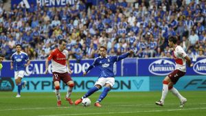 Aarón sostiene, Domínguez golea, el Oviedo triunfa: victoria ante el líder en el Tartiere