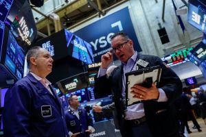 Wall Street verdeeld door stijgende olieprijzen en afwachtende beleggers