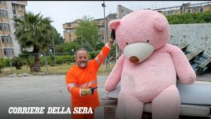 Napoli, nel cassonetto dei rifiuti finisce anche un orsacchiotto gigante di 3 metri