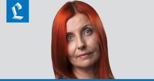 Vaa­lean­pu­nai­nen lo­hi­käär­me käyttää huu­li­pu­naa