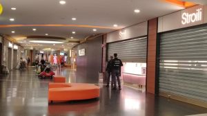 Rapina a mano armata al centro commerciale Petali, assalto alla gioielleria Stroili Oro: “Avevano i mitra, volevano i soldi”