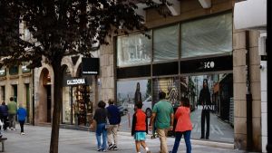 La calle Corrida de Gijón, un eje comercial que cotiza al alza: potentes marcas que llegan, pocos locales vacíos y alquileres de hasta 15.000 euros