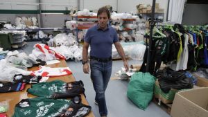 Manuel Jorge Domínguez, el ciclista que acabó haciéndose sastre del ciclismo: lleva 33 años vistiendo a corredores desde Laviana