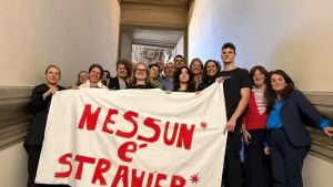 Tetto agli stranieri, lezione in piazza. E la maggioranza espone striscione durante il Consiglio Comunale