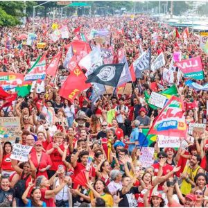 Lula sai das redes para as ruas e Flávio tenta barrar essa reação no TSE