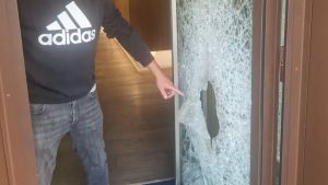 Assalto di notte in gioielleria: in cinque sfondano la porta a mazzate