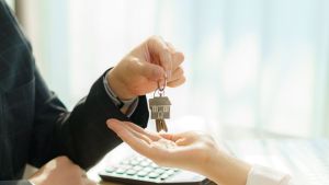 Los costes y alternativas de vender una vivienda que aún no está pagada
