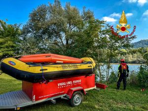 Chivasso, donna caduta in acqua salvata dai vigili del fuoco