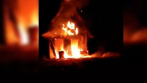 Pontebba, muore nell'incendio del suo chalet. Le immagini delle fiamme