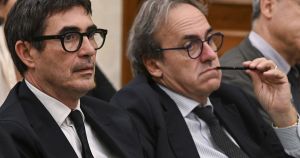 A sinistra qualcuno imbroglia