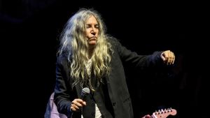 El director de la Bóveda de Svalbard, Stefan Schmitz, y la cantante Patti Smith, primeros premiados en los Princesa de Asturias 2026 en llegar a Oviedo