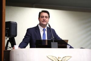 Ratinho Junior entra com tudo no grupo de apoio a Flávio Bolsonaro